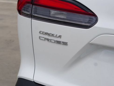 Used 2025 Toyota Corolla Cross XLE w/ Convenience Package FWD image 12