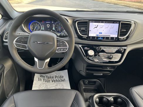 New 2026 Chrysler Pacifica Select image 18