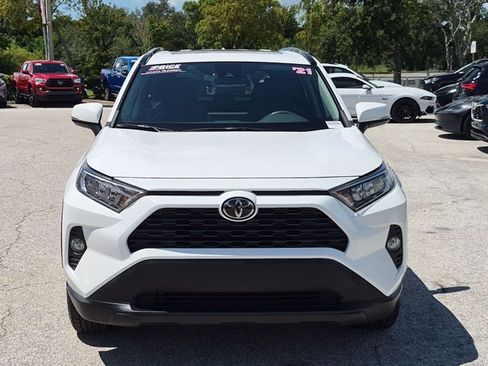 Used 2021 Toyota RAV4 XLE w/ Convenience Package FWD image 2
