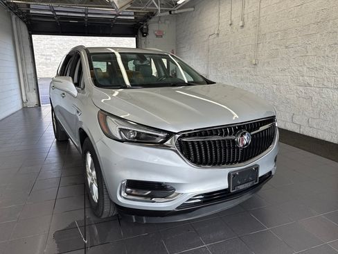 Used 2020 Buick Enclave Essence AWD/4WD image 2