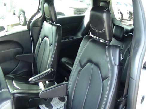 Certified 2025 Chrysler Pacifica Select FWD image 12
