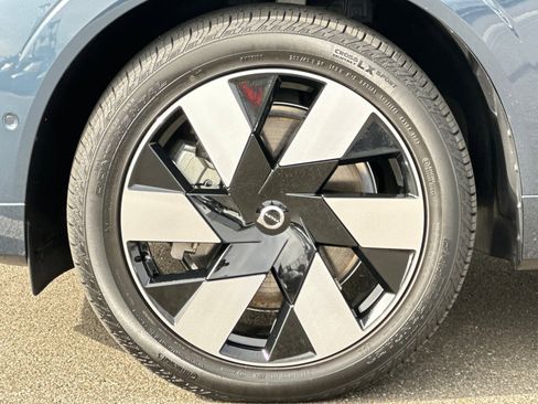 Certified 2025 Volvo XC60 T8 Plus w/ Protection Package Premier image 32