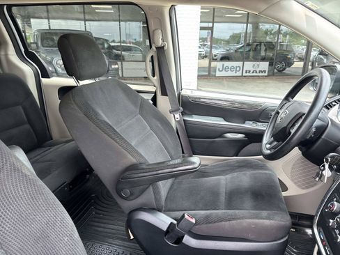 Used 2020 Dodge Grand Caravan SE w/ UConnect Hands-Free Group FWD image 10