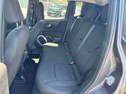 Used 2018 Jeep Renegade Latitude w/ Advanced Technology Group FWD image 6