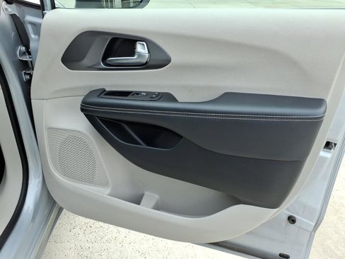 Used 2023 Chrysler Pacifica Touring-L image 7