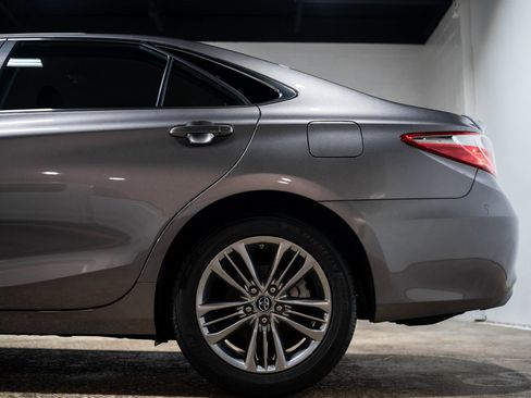 Used 2017 Toyota Camry SE image 12