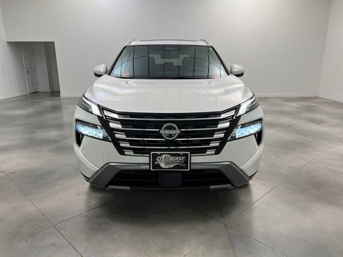 Used 2025 Nissan Rogue SL w/ Tech Package FWD image 2