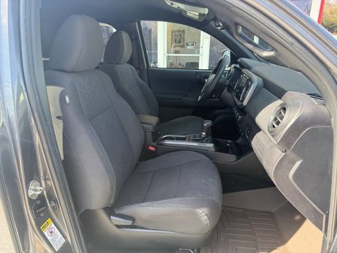 Used 2017 Toyota Tacoma TRD Sport image 13