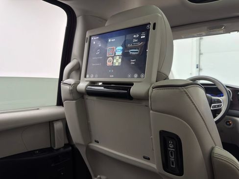 Used 2017 Chrysler Pacifica Limited FWD image 44