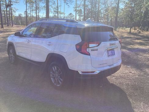 Used 2024 GMC Terrain SLT image 3