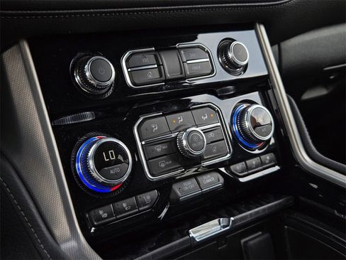 Used 2024 GMC Yukon XL Denali w/ Advanced Technology Package image 14