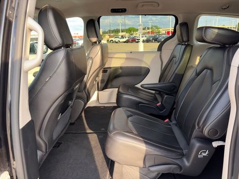 Used 2023 Chrysler Pacifica Touring-L FWD image 11