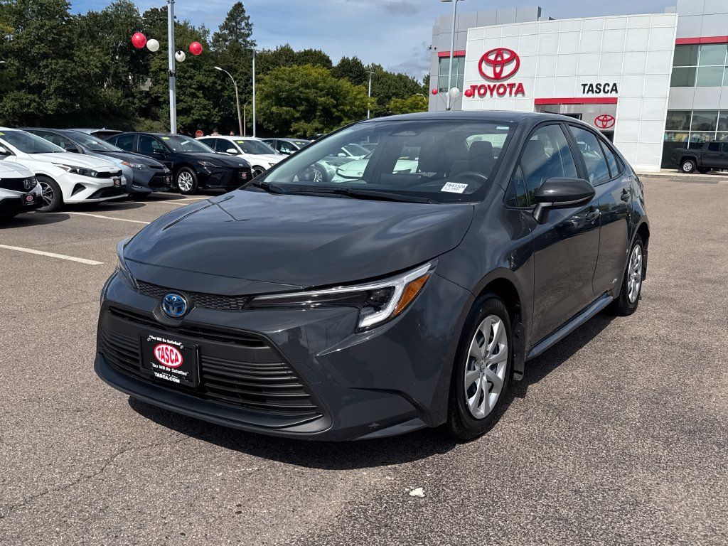 Used 2025 Toyota Corolla LE AWD/4WD image 3