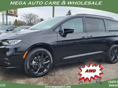 Used 2024 Chrysler Pacifica Limited w/ Uconnect Theater Family Group
