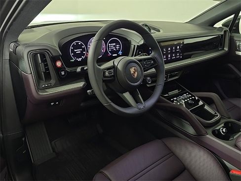 Certified 2025 Porsche Cayenne Coupe image 4