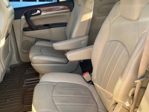 Used 2010 Buick Enclave CXL image 11