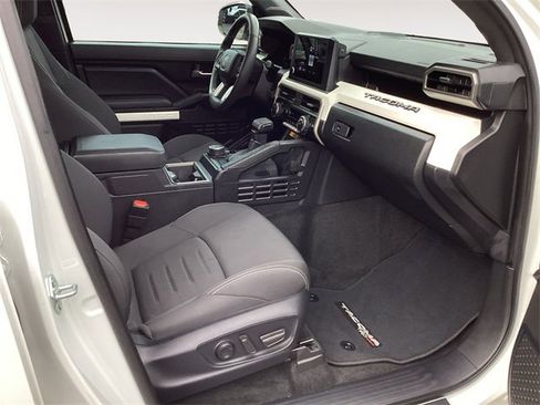 Used 2024 Toyota Tacoma TRD Sport image 15