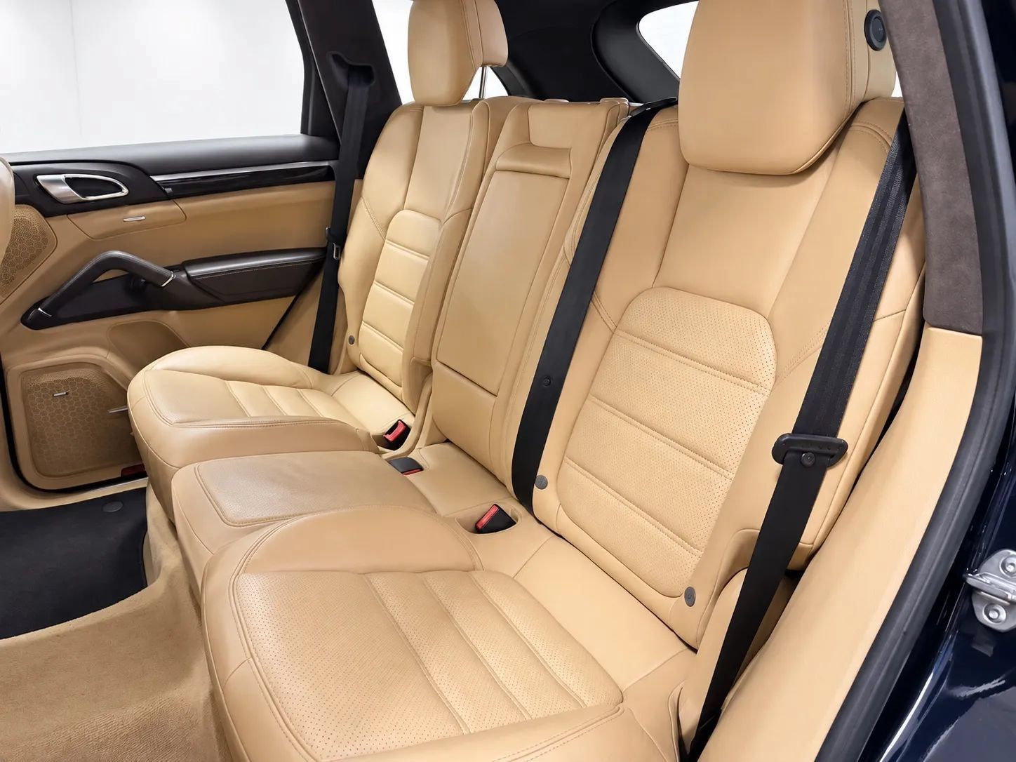 Used 2016 Porsche Cayenne Turbo AWD/4WD image 16