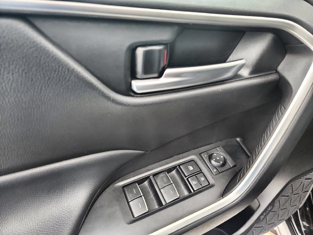 Used 2025 Toyota RAV4 XLE AWD/4WD image 23