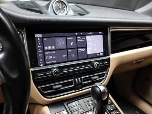 Certified 2020 Porsche Macan AWD/4WD image 27