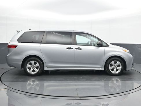 Used 2020 Toyota Sienna L image 7