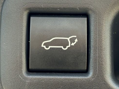 Used 2023 Toyota Highlander LE FWD image 10