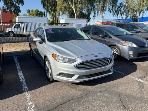 Used 2018 Ford Fusion SE w/ Fusion SE Technology Package FWD image 3