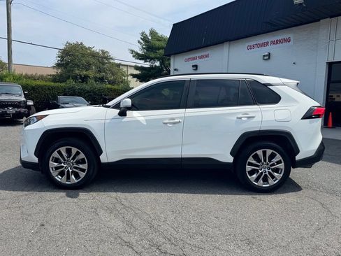 Used 2019 Toyota RAV4 XLE Premium FWD image 4
