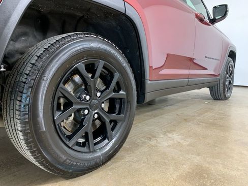 Used 2024 Jeep Grand Cherokee L Altitude image 9