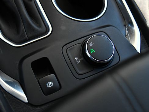 Used 2021 Chevrolet Traverse LS FWD image 24
