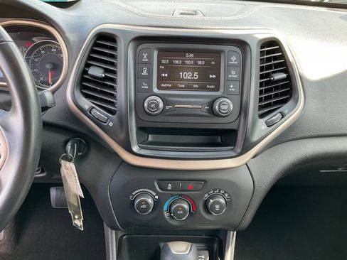 Used 2017 Jeep Cherokee Sport FWD image 11