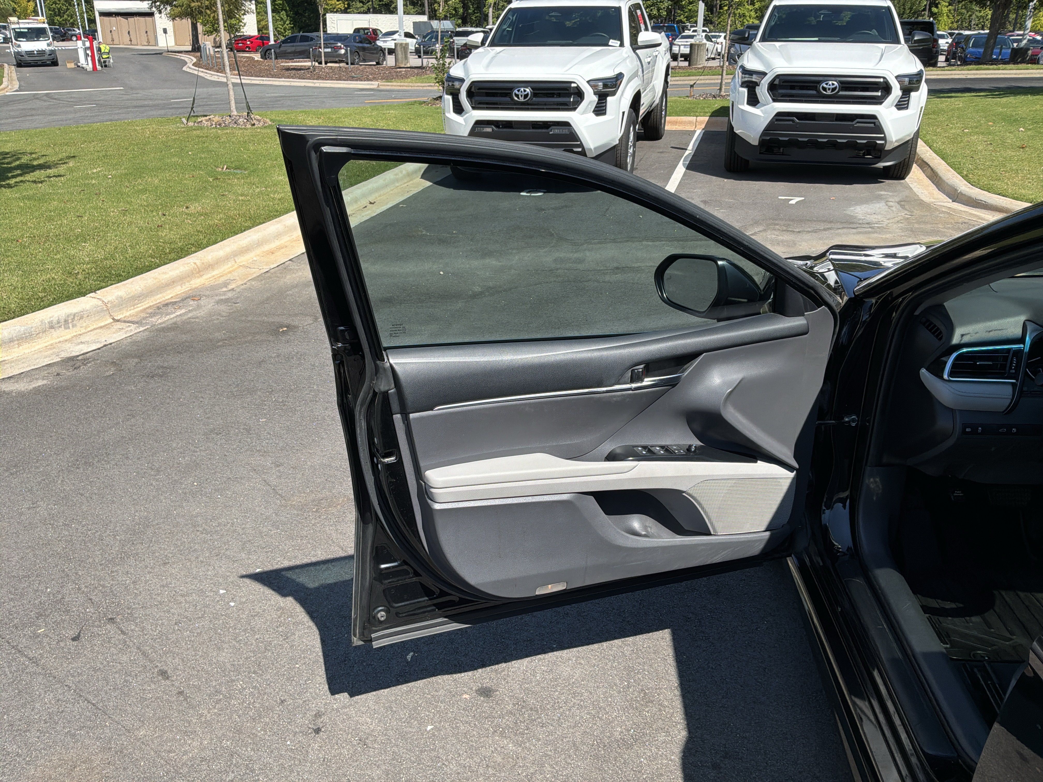 Used 2018 Toyota Camry SE w/ Moonroof Package FWD image 14