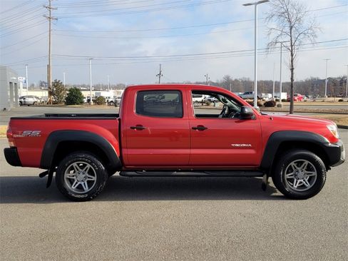 Used 2013 Toyota Tacoma Base image 2