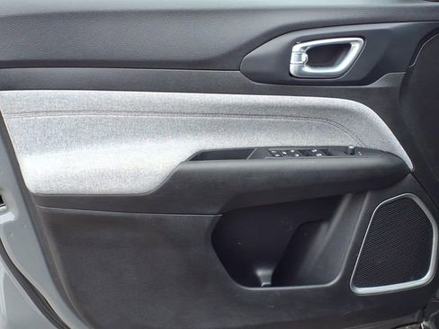 Used 2023 Jeep Compass Latitude image 12