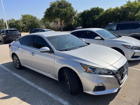 Used 2020 Nissan Altima 2.5 S FWD image 2