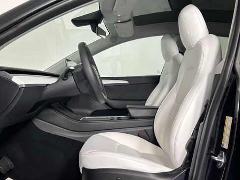 Used 2022 Tesla Model Y Long Range image 27