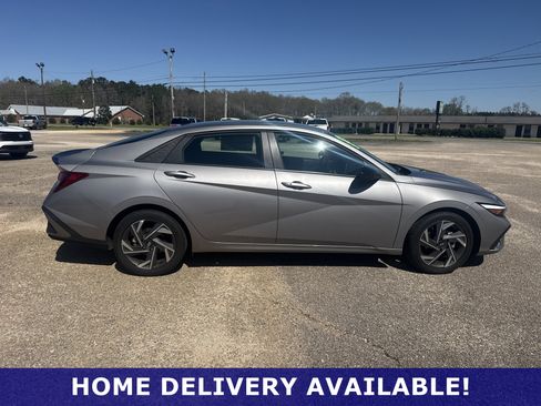 Used 2025 Hyundai Elantra Sport image 11
