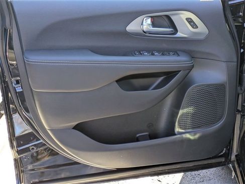 Certified 2026 Chrysler Pacifica Select image 12