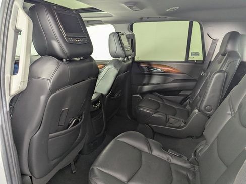 Used 2019 Cadillac Escalade Luxury image 16