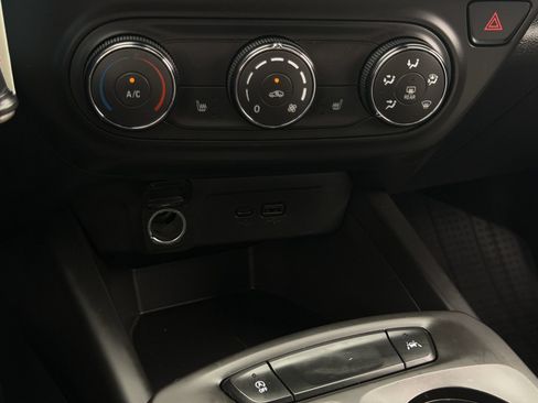 Used 2024 Chevrolet Trax RS w/ Sunroof Package FWD image 21