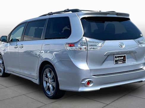 Used 2016 Toyota Sienna SE w/ SE Preferred Package FWD image 11