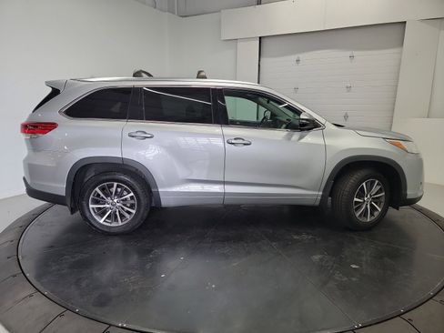Used 2018 Toyota Highlander XLE AWD/4WD image 11