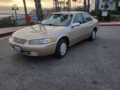 Used 1998 Toyota Camry XLE FWD image 2