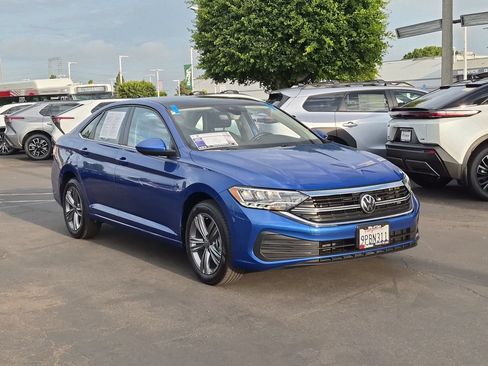 Used 2024 Volkswagen Jetta SE FWD image 2