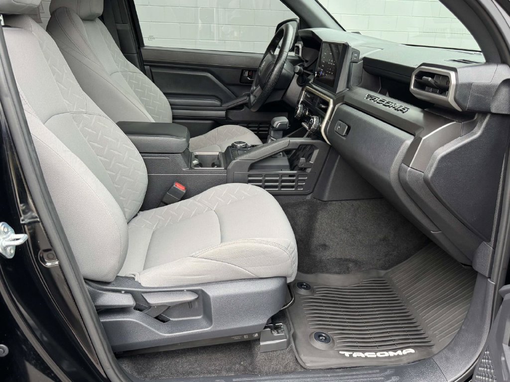 Used 2025 Toyota Tacoma SR5 AWD/4WD image 15