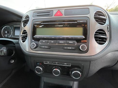 Used 2011 Volkswagen Tiguan SE image 16