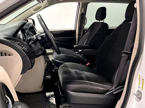 Used 2019 Dodge Grand Caravan SE w/ UConnect Hands-Free Group image 22