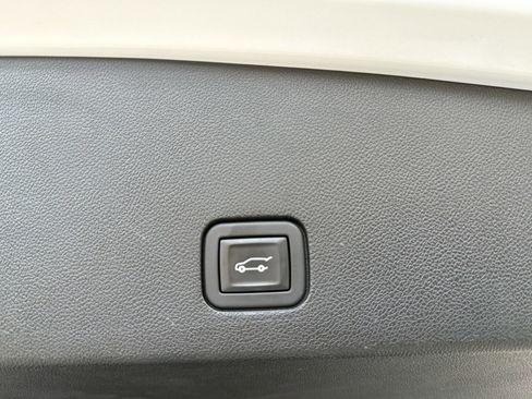 Used 2022 Cadillac XT6 Premium Luxury w/ LPO, Floor Liner Package image 20