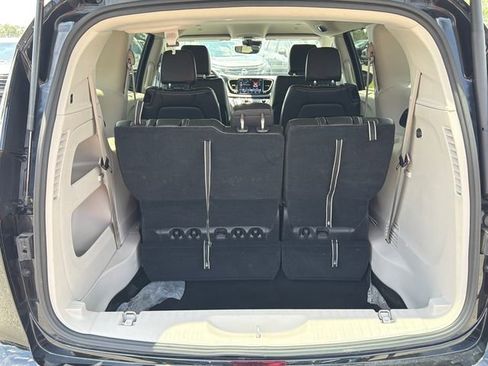 Used 2024 Chrysler Pacifica Touring-L FWD image 17