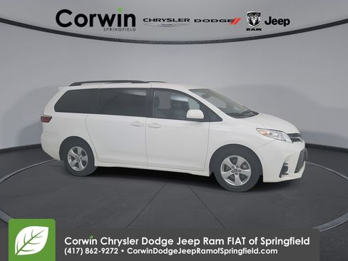Used 2019 Toyota Sienna LE image 1